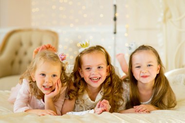 yatakta üç küçük Prenses