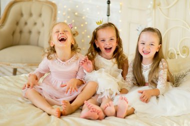 yatakta üç küçük Prenses