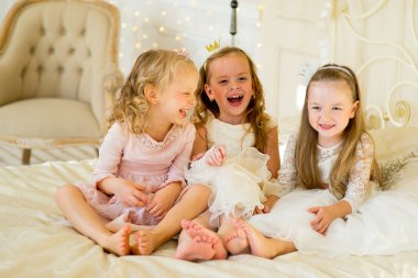 yatakta üç küçük Prenses