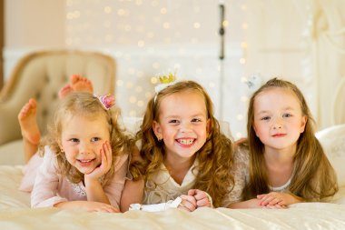 yatakta üç küçük Prenses