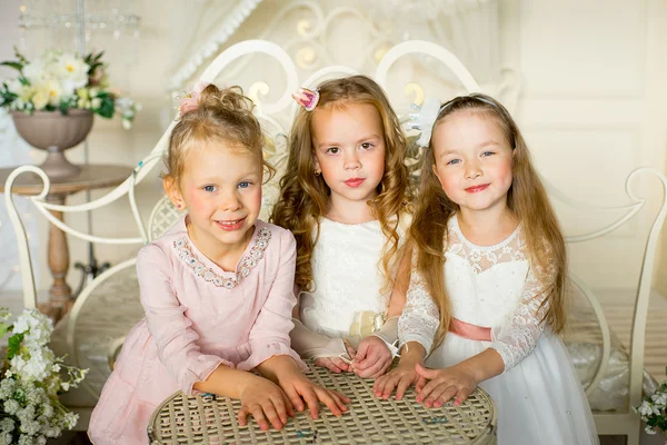 Três princesinha sentar-se em torno da mesa — Fotografia de Stock