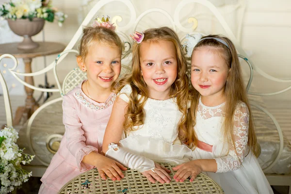Três princesinha sentar-se em torno da mesa — Fotografia de Stock