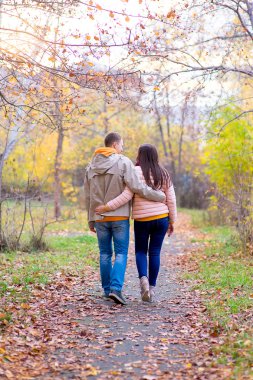 gülümseyen iki sonbahar Park geri sarılıyor