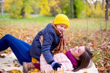 Aile yaprakları sonbahar park üzerinde yalan
