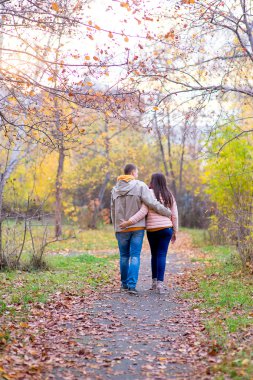 gülümseyen iki sonbahar Park geri sarılıyor
