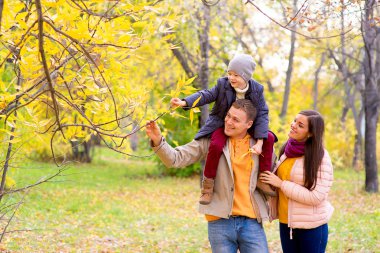 Annem ve babam omuz sonbahar Park üzerinde genç oğlu ile