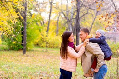 Annem ve babam genç oğlu sonbahar Park ile
