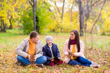 sonbahar park ile oynarken aile yaprakları