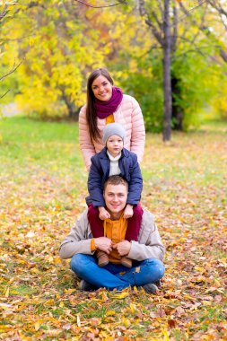 Aile gibi davran piramit sonbahar park