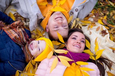 Aile yaprakları sonbahar park üzerinde yalan