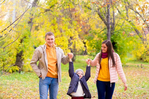 Familjepromenader i höstparken — Stockfoto