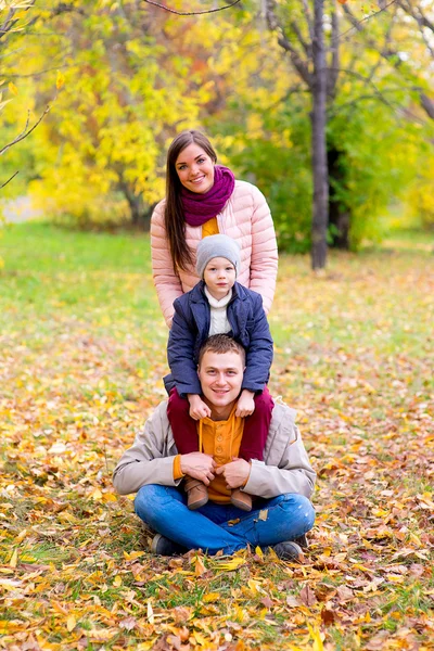 Familia fingir pirámide otoño parque — Foto de Stock