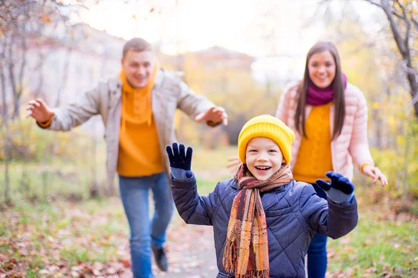 Family playing catch-up — Stock Photo, Image