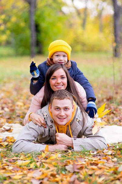 Família fingir pirâmide outono parque — Fotografia de Stock