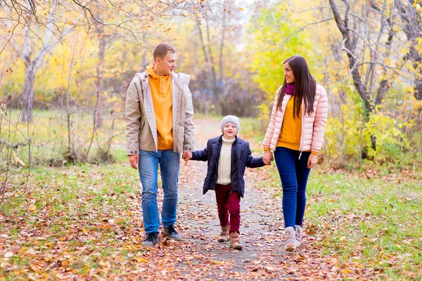 Familia de tres paseos en el parque de otoño — Foto de Stock