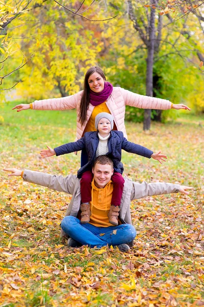 Családi úgy, mintha sík őszi park — Stock Fotó