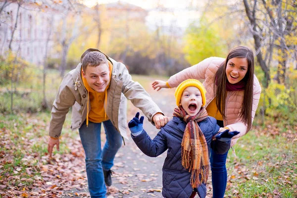 Family playing catch-up — Stock Photo, Image