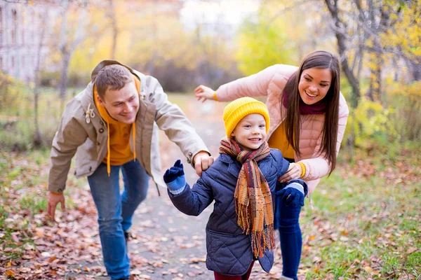 Family playing catch-up — Stock Photo, Image