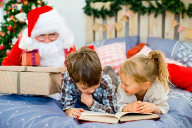 Noel Baba sessizce okuyan çocuklarına geldi