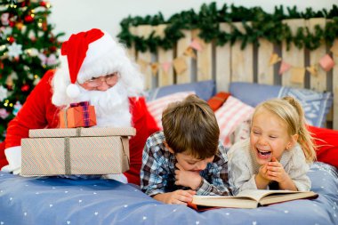 Noel Baba sessizce okuyan çocuklarına geldi