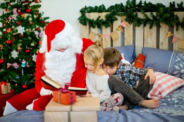 Noel Baba iki çocuklu bir kitap okuma