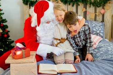 Noel Baba iki çocuklu bir kitap okuma