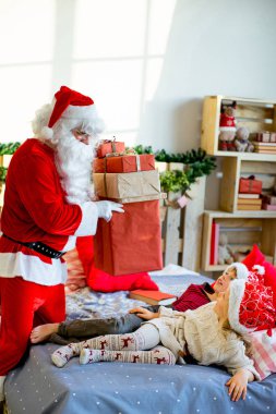 Noel Baba sessizce uyuyor musun çocuklar için geldi