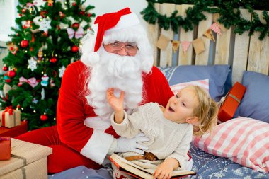 Noel Baba ve Noel için hazırlanıyor şirin kız