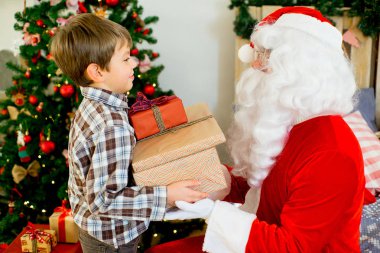 Noel Baba ve sevimli çocuk Noel için hazırlanıyor