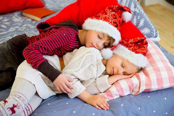 Dos niños duermen hasta que esperan la Navidad — Foto de Stock