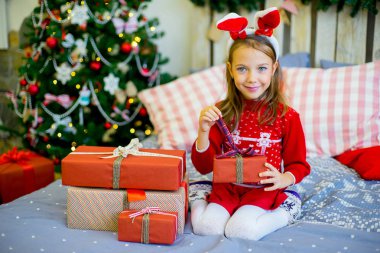 Noel hediye ile mutlu bir çocuk kız