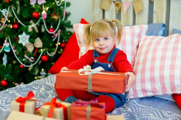 Щаслива дитина дівчина з різдвяні подарунки — стокове фото