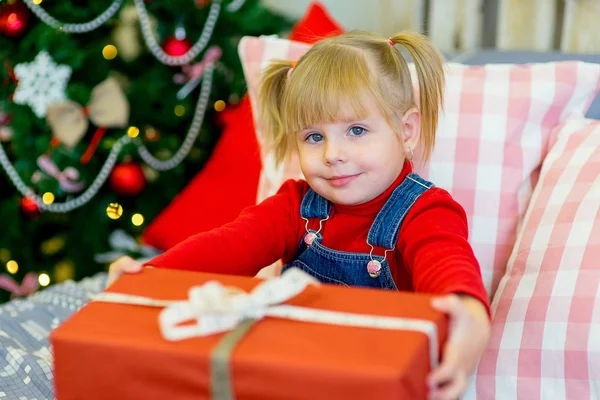 Gelukkig kind meisje met giften van Kerstmis — Stockfoto