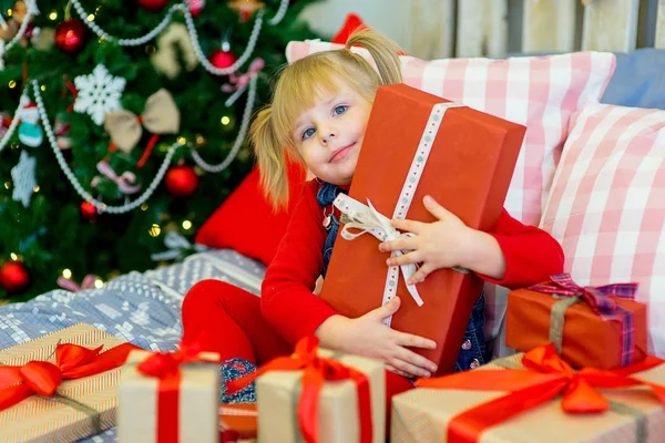 Gelukkig kind meisje met giften van Kerstmis — Stockfoto