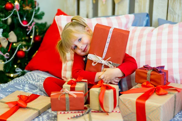 Gelukkig kind meisje met giften van Kerstmis — Stockfoto