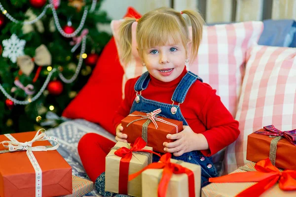 Gelukkig kind meisje met giften van Kerstmis — Stockfoto