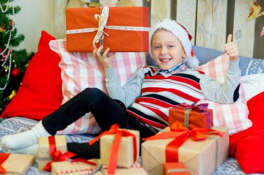 Noel hediye ile mutlu bir çocuk çocuk