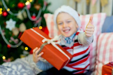 Noel hediye ile mutlu bir çocuk çocuk