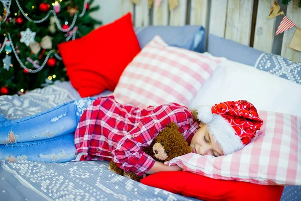 Маленька дівчинка в червоному капелюсі спить перед Різдвом — стокове фото