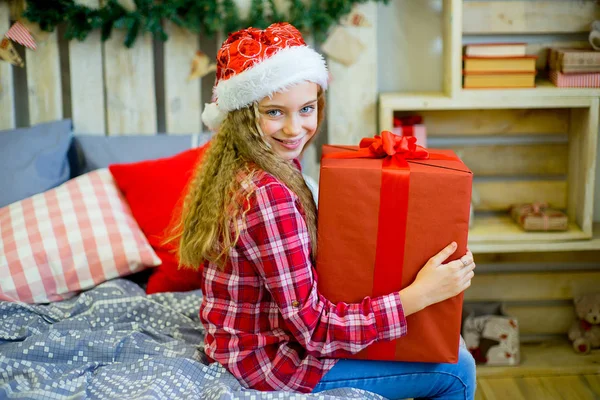 Щаслива дитина дівчина з різдвяні подарунки — стокове фото