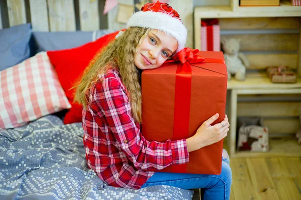 Niña feliz con regalos de Navidad —  Fotos de Stock