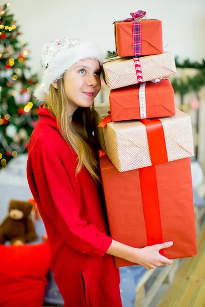 Niña feliz con regalos de Navidad —  Fotos de Stock