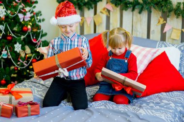 erkek ve kız Noel hediye