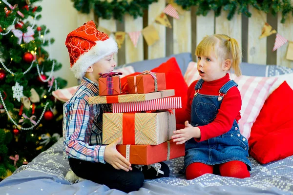 Хлопчик і дівчинка дарують різдвяний подарунок — стокове фото