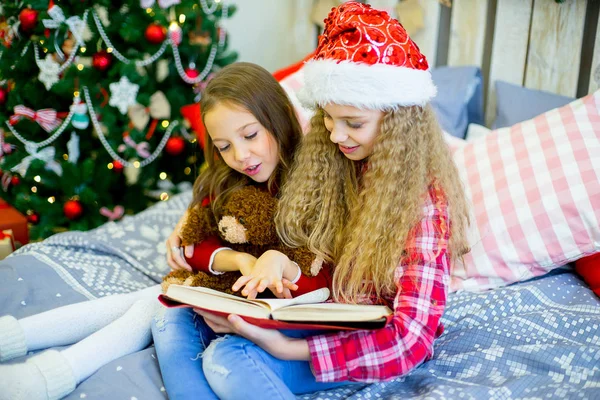 Kleine Mädchen lesen Buch, Weihnachten — Stockfoto