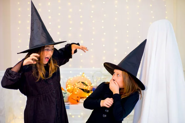 Grupo de adolescentes vestindo trajes de Halloween — Fotografia de Stock
