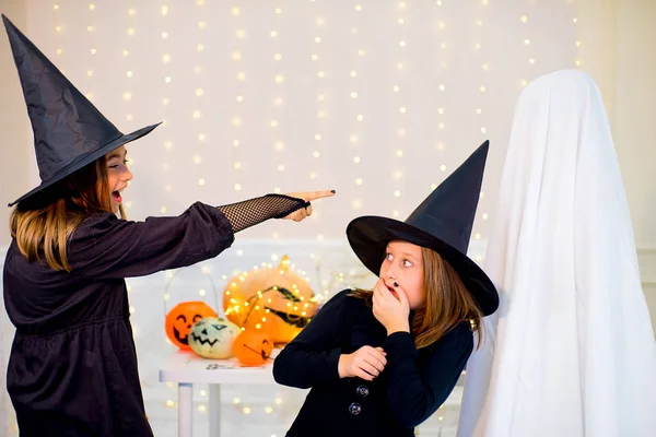 Skupina teenagerů na sobě Halloween kostýmy — Stock fotografie