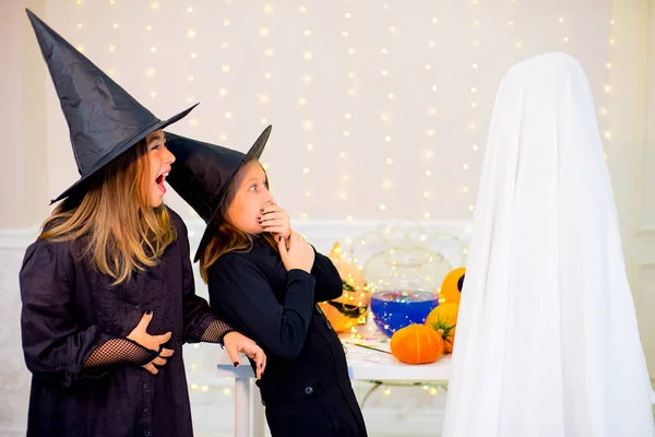 Grupo de adolescentes con disfraces de Halloween — Foto de Stock