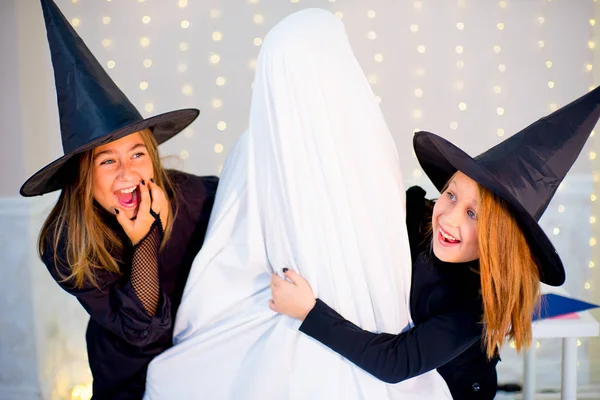 Grupp tonåringar bär Halloween kostymer — Stockfoto