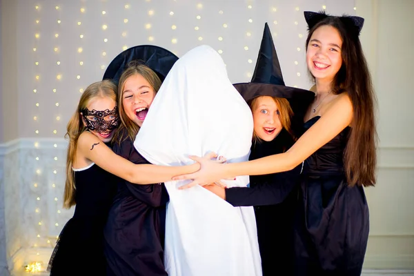 Grupp tonåringar bär Halloween kostymer — Stockfoto